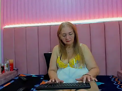 Snapshot of queenstarhy chatting on 06-20-26, 04:10 queenstarhy online show from 06-20-26, 04:10