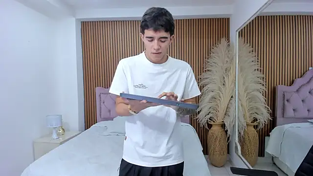 TylerCross  online show from 04-23-26, 08:22