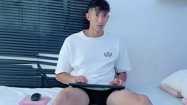 Snapshot of angel_boy02 chatting on 07-01-26, 09:03 angel boy02 online show from 07-01-26, 09:03