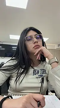 Snapshot of Cloebennet013 chatting on 05-16-26, 04:39 Cloebennet013 online show from 05-16-26, 04:39