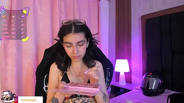 Molly A online show from 04-18-26, 07:07