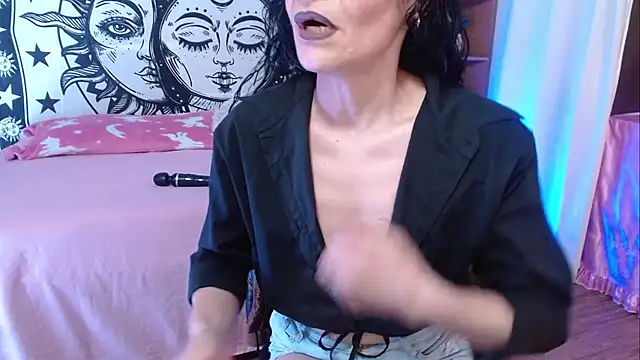 Alexandra Jones online show from 07-25-26, 01:36