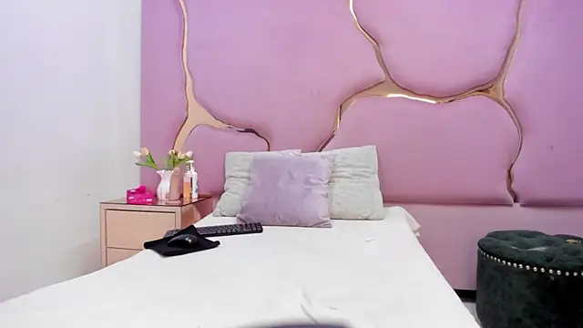Snapshot of LaurendPink chatting on 06-29-26, 02:17 LaurendPink online show from 06-29-26, 02:17