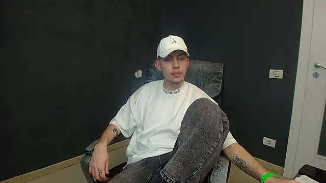 Snapshot of KrewVaughn chatting on 03-15-26, 07:47 KrewVaughn online show from 03-15-26, 07:47