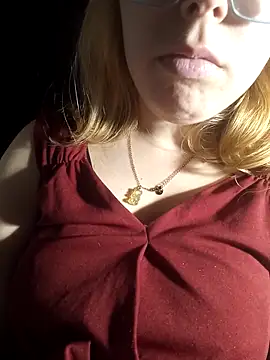 Snapshot of kitsuneniki chatting on 03-18-26, 10:57 kitsuneniki online show from 03-18-26, 10:57