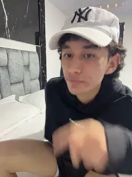 Snapshot of sam_london26 chatting on 03-12-26, 04:57 sam london26 online show from 03-12-26, 04:57