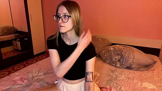 Julia Charm online show from 06-21-26, 04:09