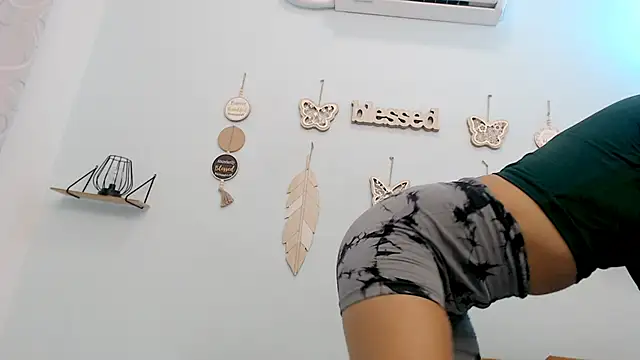 hotlatinaluna23 online show from 05-27-26, 02:25