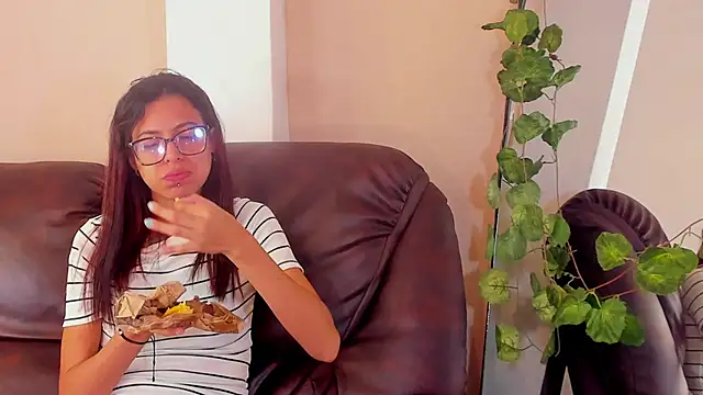 Snapshot of Emily_Lopera chatting on 06-22-26, 03:31 Emily Lopera online show from 06-22-26, 03:31