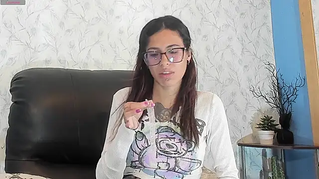 Snapshot of Emily_Lopera chatting on 07-23-26, 06:28 Emily Lopera online show from 07-23-26, 06:28