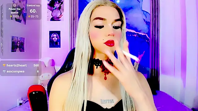 Snapshot of blonde_queen- chatting on 05-19-26, 01:56 blonde queen- online show from 05-19-26, 01:56
