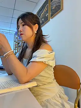 Snapshot of Xiaoxiao-y chatting on 06-16-26, 07:33 Xiaoxiao-y online show from 06-16-26, 07:33