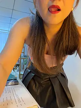 Snapshot of Xiaoxiao-y chatting on 06-17-26, 07:00 Xiaoxiao-y online show from 06-17-26, 07:00