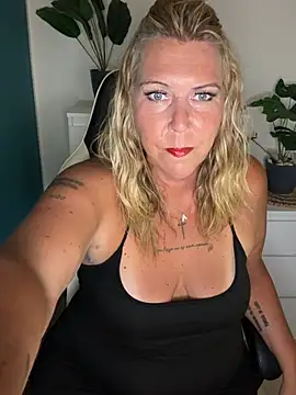 Snapshot of SuesseAurelie1 chatting on 05-30-26, 04:15 SuesseAurelie1 online show from 05-30-26, 04:15