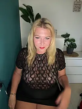 Snapshot of SuesseAurelie1 chatting on 06-04-26, 04:24 SuesseAurelie1 online show from 06-04-26, 04:24