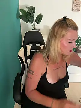 Snapshot of SuesseAurelie1 chatting on 06-19-26, 04:11 SuesseAurelie1 online show from 06-19-26, 04:11