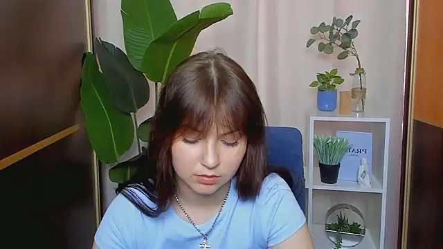 Snapshot of IzolaHirai chatting on 03-19-26, 07:34 IzolaHirai online show from 03-19-26, 07:34