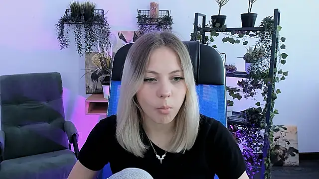 Snapshot of BlossomVibe chatting on 03-20-26, 07:57 BlossomVibe online show from 03-20-26, 07:57