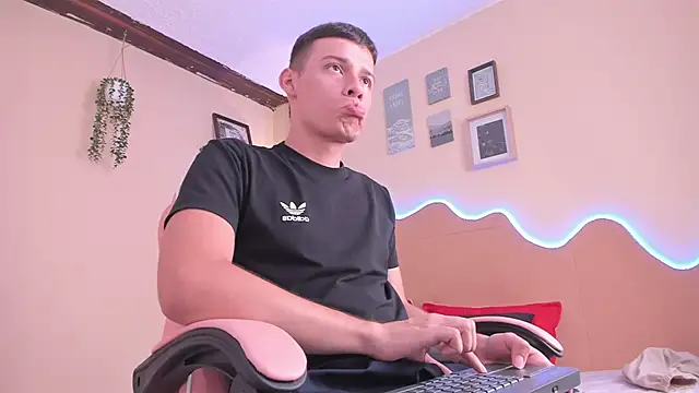 Adrian Lux  online show from 03-31-26, 08:31