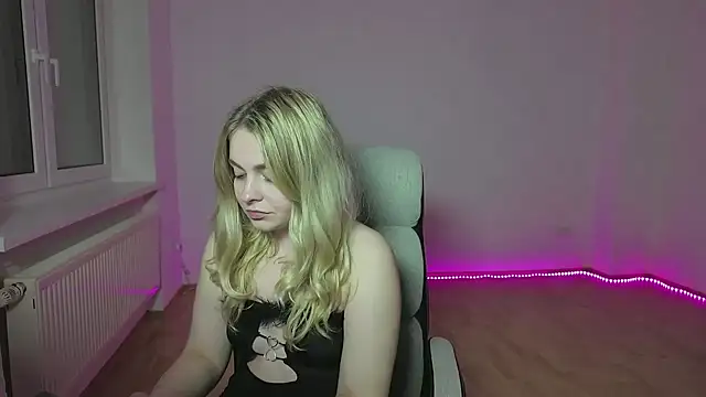 Snapshot of EvaKraz chatting on 03-20-26, 11:09 EvaKraz online show from 03-20-26, 11:09