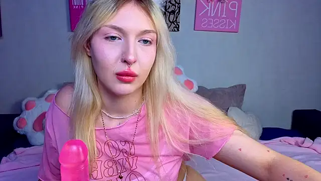 Snapshot of BlondieSummer chatting on 05-07-26, 04:34 BlondieSummer online show from 05-07-26, 04:34