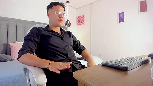 Snapshot of Liam_ruse chatting on 03-21-26, 08:12 Liam ruse online show from 03-21-26, 08:12