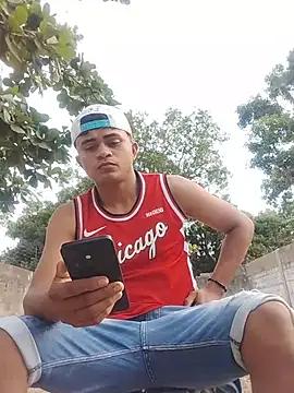 Snapshot of HOTRAINYGOLDEN chatting on 03-26-26, 12:00 HOTRAINYGOLDEN online show from 03-26-26, 12:00