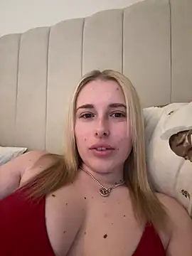 Snapshot of EloiseeUKK chatting on 03-23-26, 07:23 EloiseeUKK online show from 03-23-26, 07:23