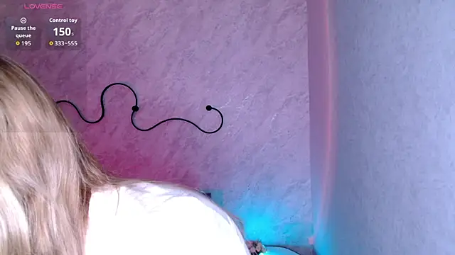 Snapshot of LulyDOLL chatting on 04-10-26, 06:51 LulyDOLL online show from 04-10-26, 06:51