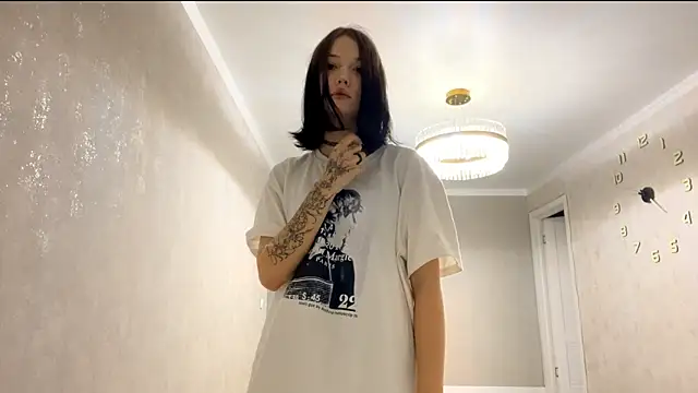 Snapshot of LinHebron chatting on 03-23-26, 12:42 LinHebron online show from 03-23-26, 12:42