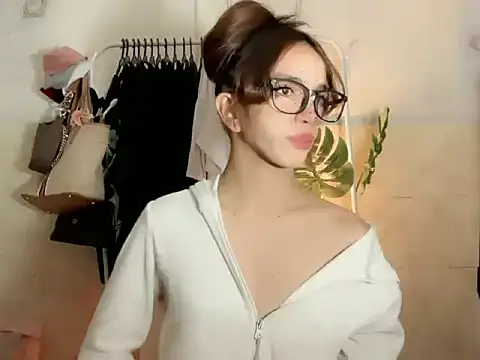 Leijona Milker online show from 06-19-26, 02:10