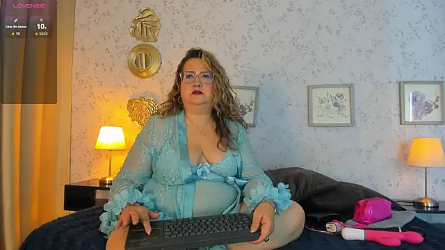 Snapshot of Martinacurvy_ chatting on 06-05-26, 10:43 Martinacurvy online show from 06-05-26, 10:43