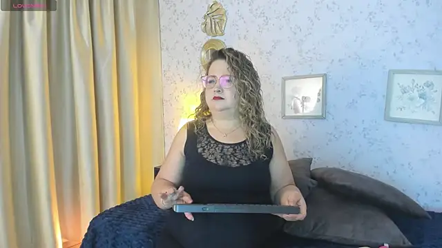 Snapshot of Martinacurvy_ chatting on 06-19-26, 10:08 Martinacurvy online show from 06-19-26, 10:08