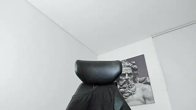 Snapshot of simonleon27 chatting on 06-17-26, 12:46 simonleon27 online show from 06-17-26, 12:46