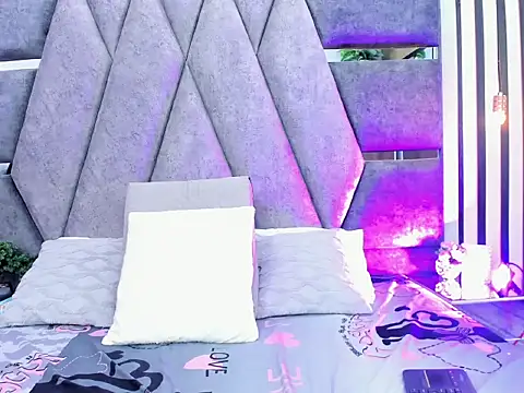 Snapshot of WinnieClarke chatting on 03-28-26, 11:54 WinnieClarke online show from 03-28-26, 11:54