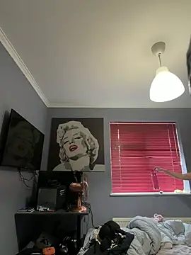Snapshot of LolaSkyee chatting on 06-05-26, 06:52 LolaSkyee online show from 06-05-26, 06:52