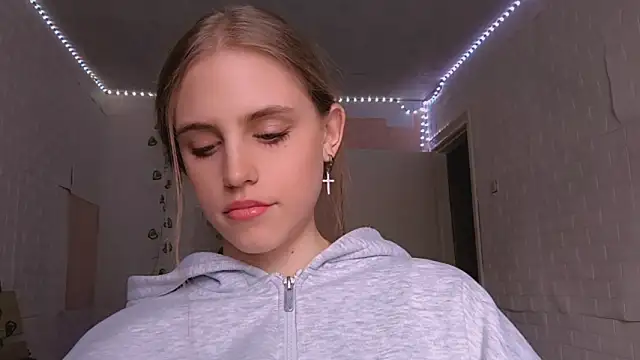 Snapshot of EveCoutch chatting on 03-30-26, 12:06 EveCoutch online show from 03-30-26, 12:06