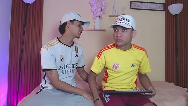 TwoHotTrouble  online show from 04-08-26, 09:48