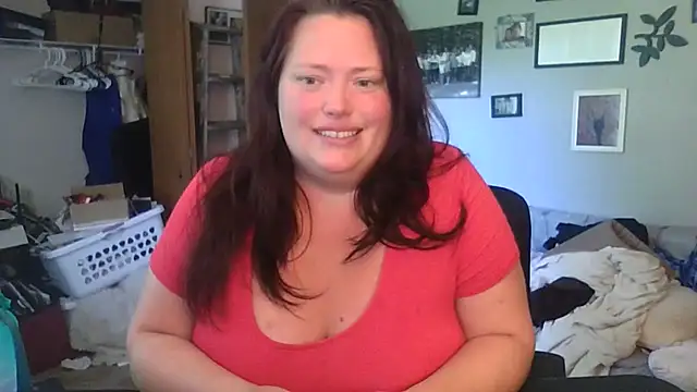 Snapshot of EmberVael chatting on 06-18-26, 09:08 EmberVael online show from 06-18-26, 09:08