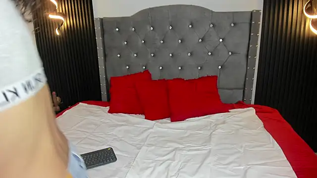 Skylee and Violet online show from 05-20-26, 07:53