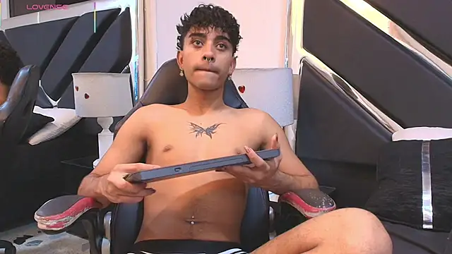 Snapshot of MiikeOthon chatting on 04-04-26, 04:11 MiikeOthon online show from 04-04-26, 04:11