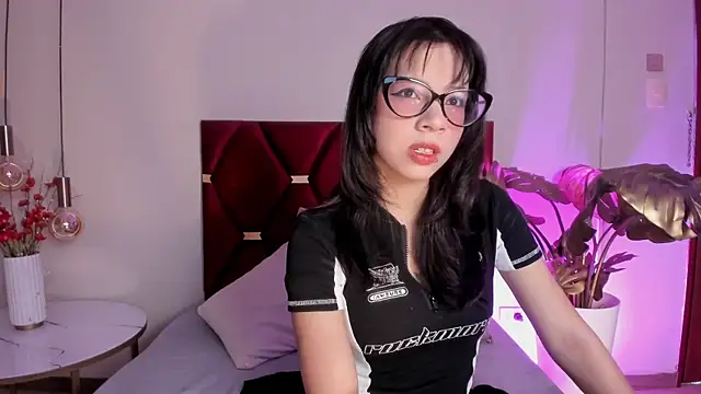 AliceThompsonn  online show from 04-21-26, 12:56