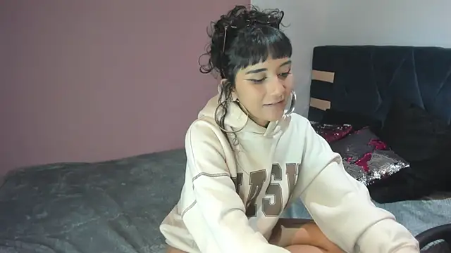 Hanna Clark   online show from 06-08-26, 11:54
