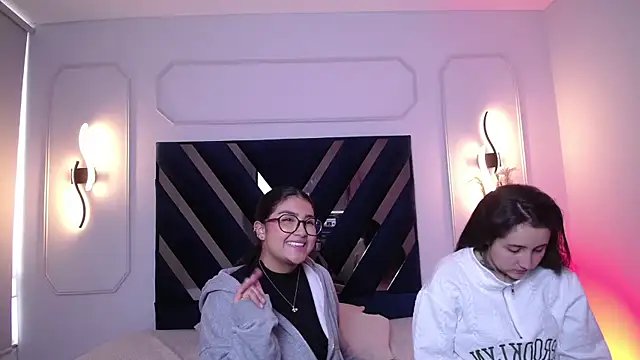 Elisa n Emma online show from 04-13-26, 01:16