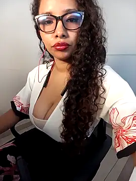 Snapshot of Wolfamara chatting on 04-21-26, 01:28 Wolfamara online show from 04-21-26, 01:28