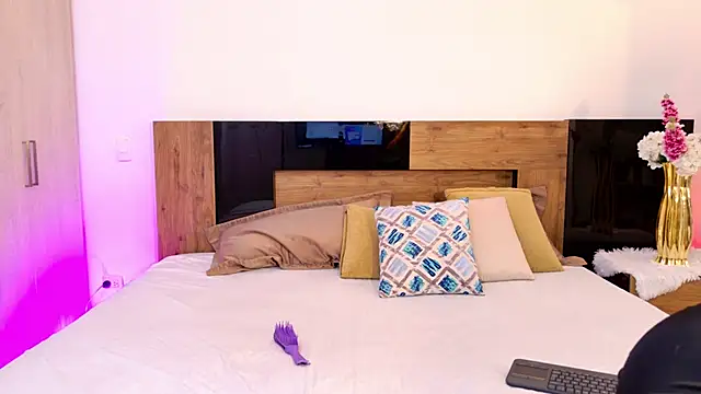 Snapshot of LaraBelmon chatting on 04-15-26, 11:49 LaraBelmon online show from 04-15-26, 11:49