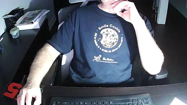 Snapshot of Shalun2000 chatting on 05-10-26, 03:33 Shalun2000 online show from 05-10-26, 03:33