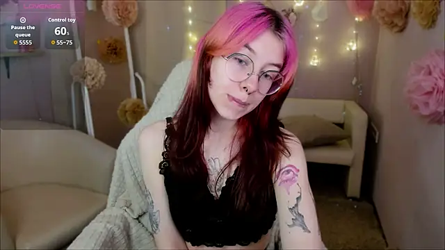 Snapshot of Alice_Nyx chatting on 05-15-26, 08:38 Alice Nyx online show from 05-15-26, 08:38