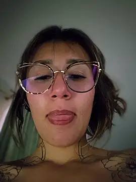 Snapshot of Mar_puentes chatting on 05-10-26, 03:28 Mar puentes online show from 05-10-26, 03:28