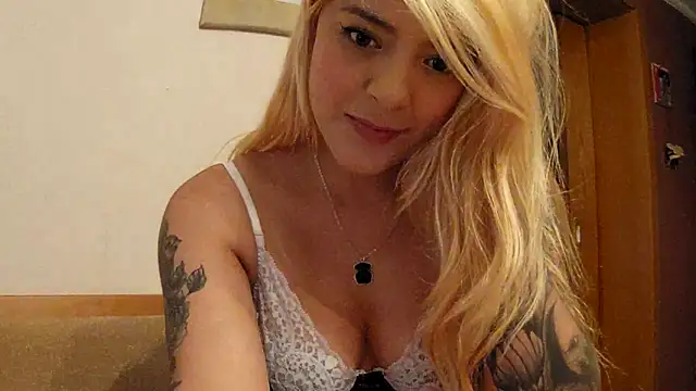 Snapshot of SilvyDiamond chatting on 05-11-26, 04:04 SilvyDiamond online show from 05-11-26, 04:04